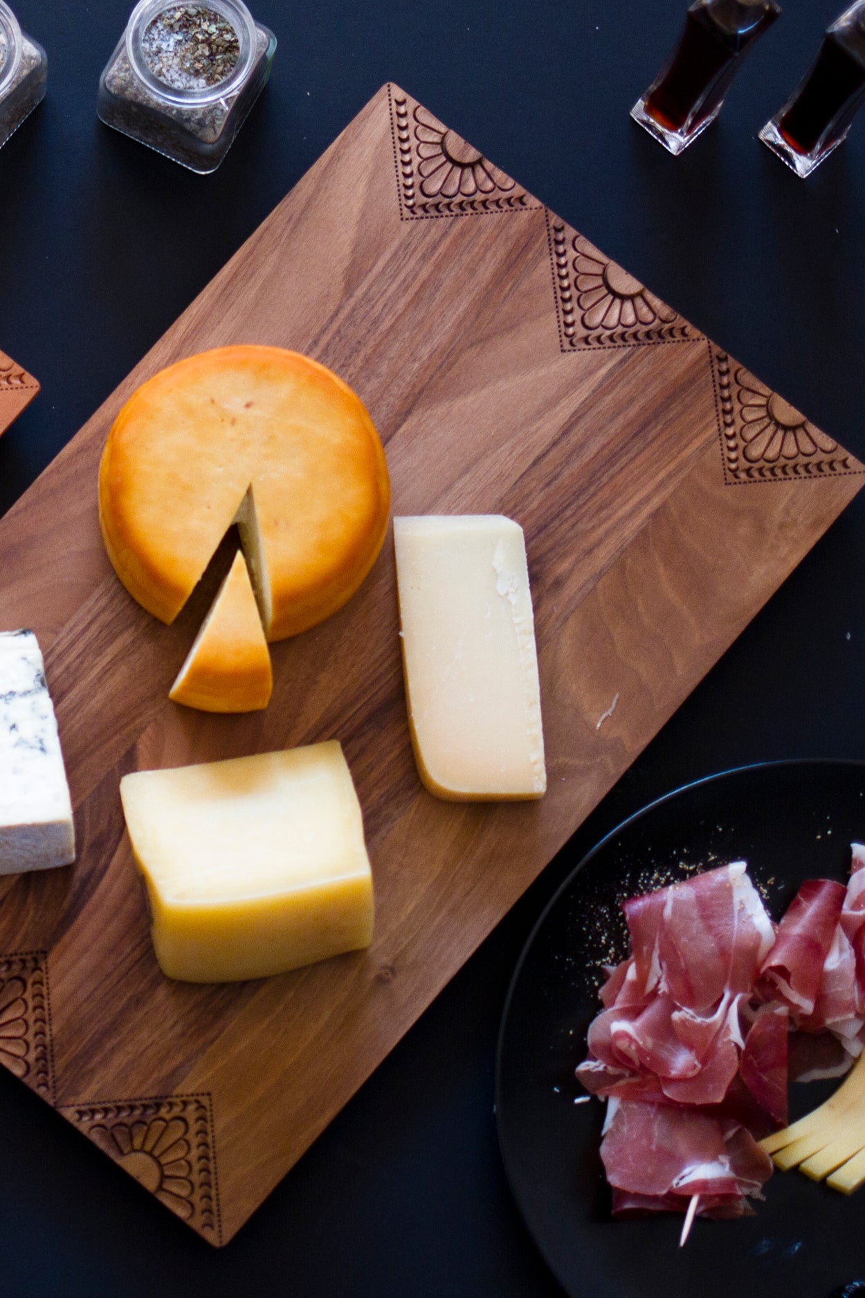 Cutting board - Sheeva (Material: Walnut) - Bazerdzan