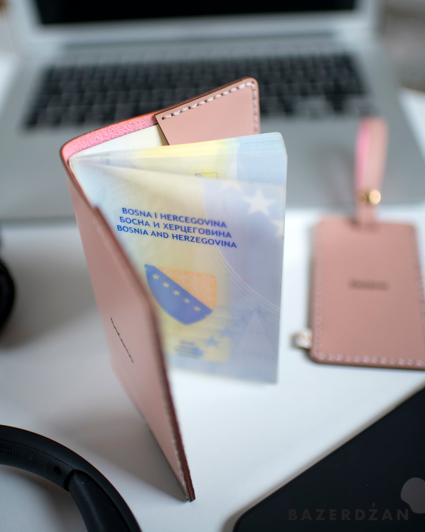 Đećemo - Passport case