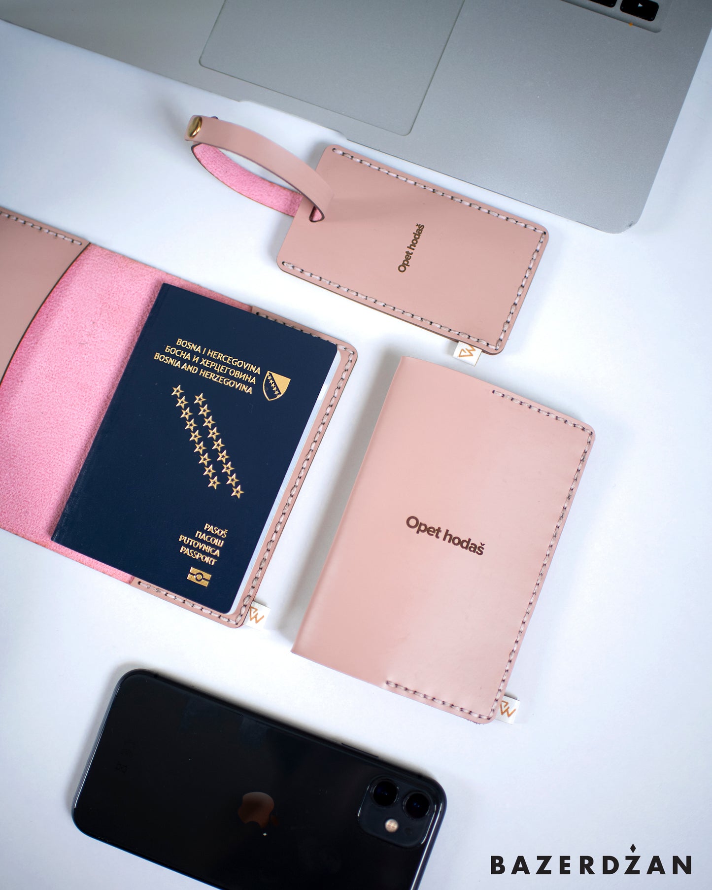 Opet hodaš - Passport case