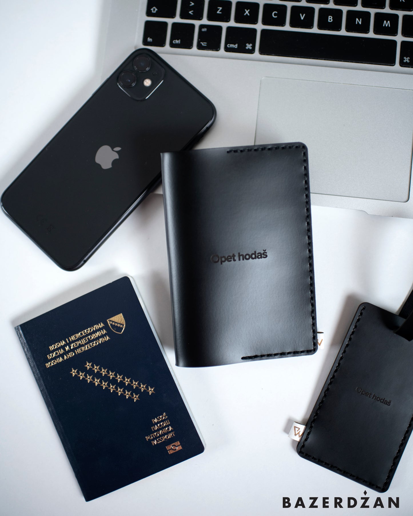 Opet hodaš - Passport case