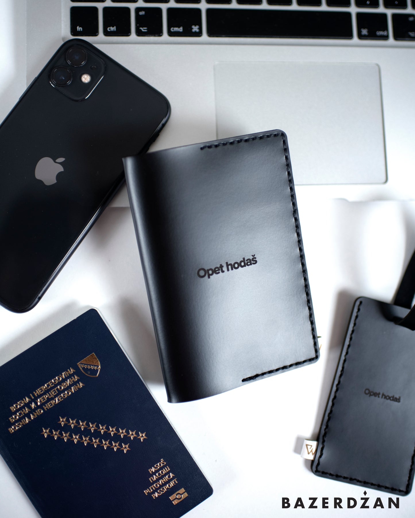 Opet hodaš - Passport case