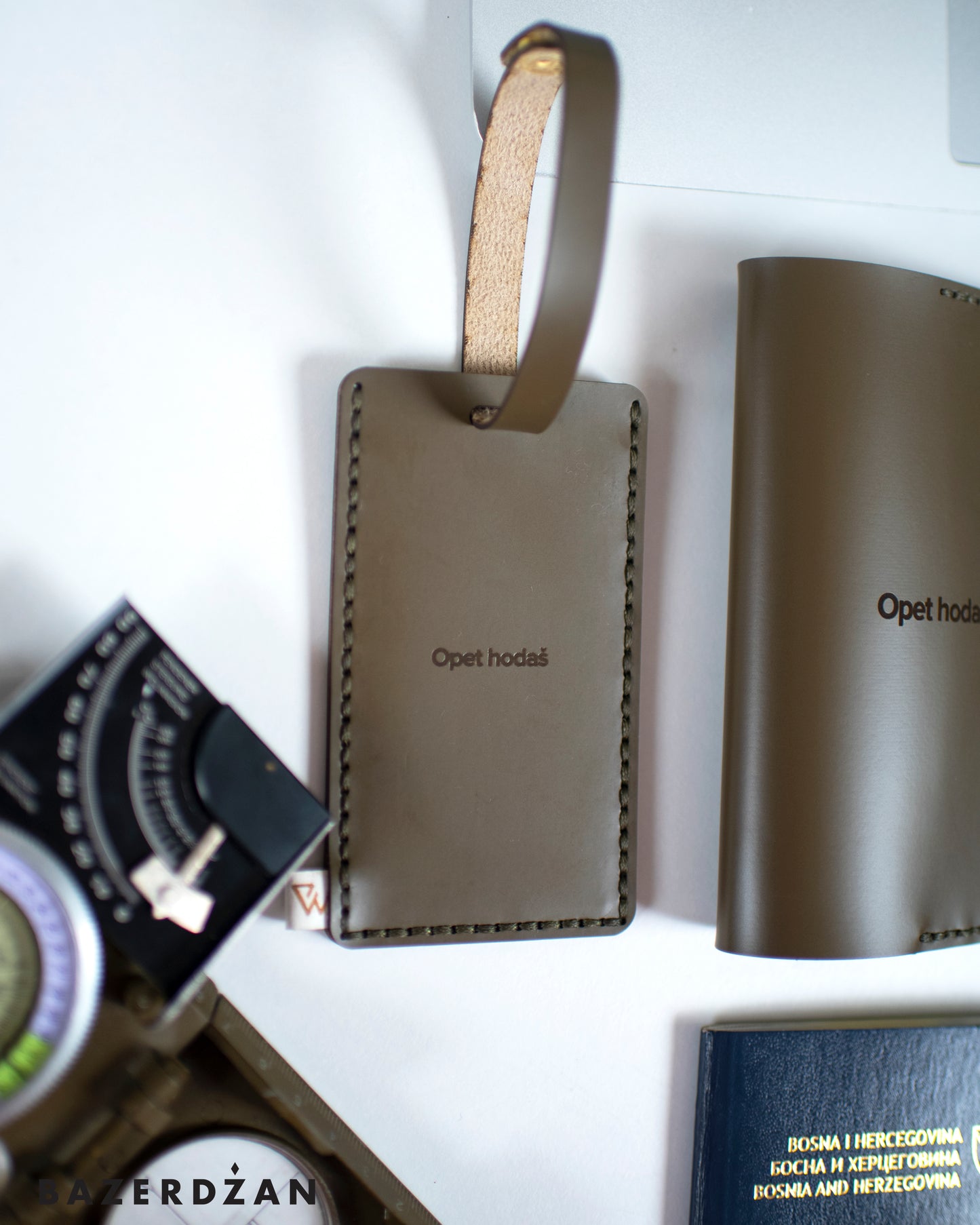 Opet hodaš - Passport case