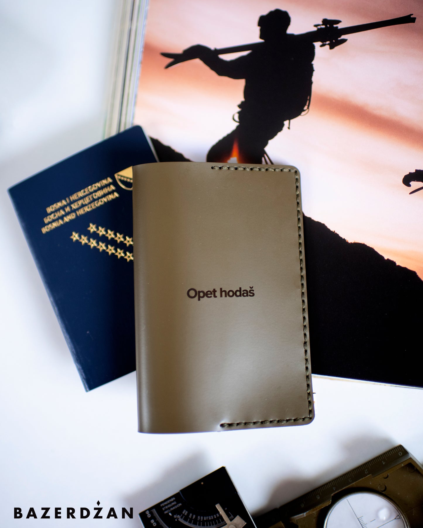 Opet hodaš - Passport case