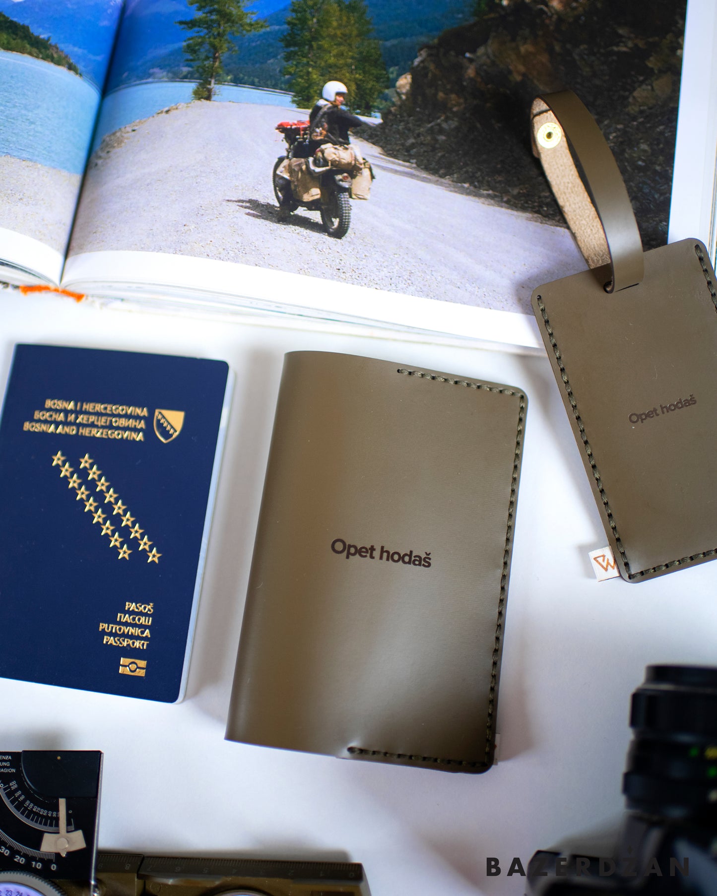 Opet hodaš - Passport case
