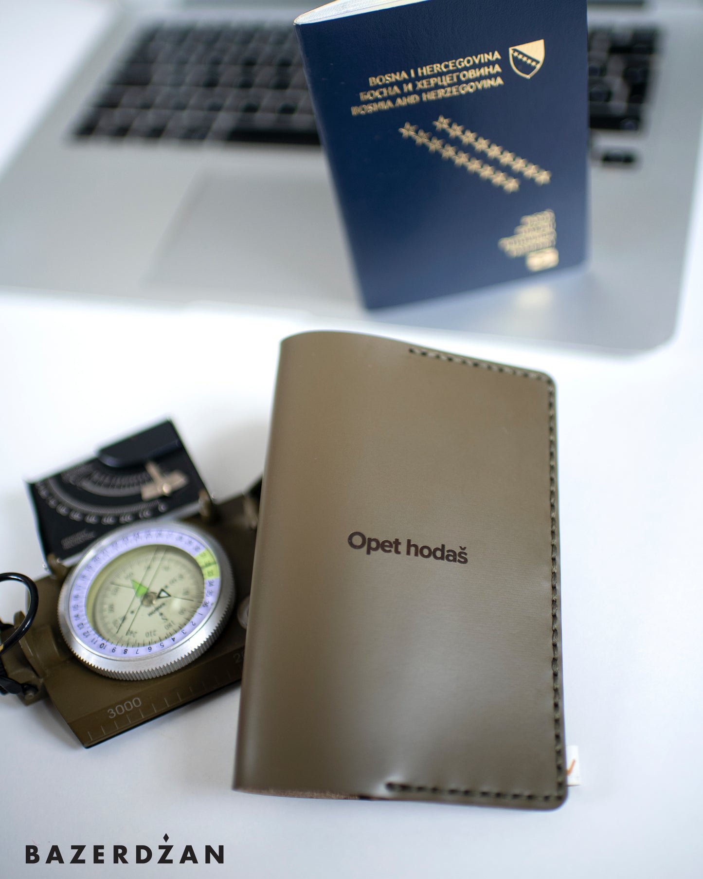 Opet hodaš - Passport case