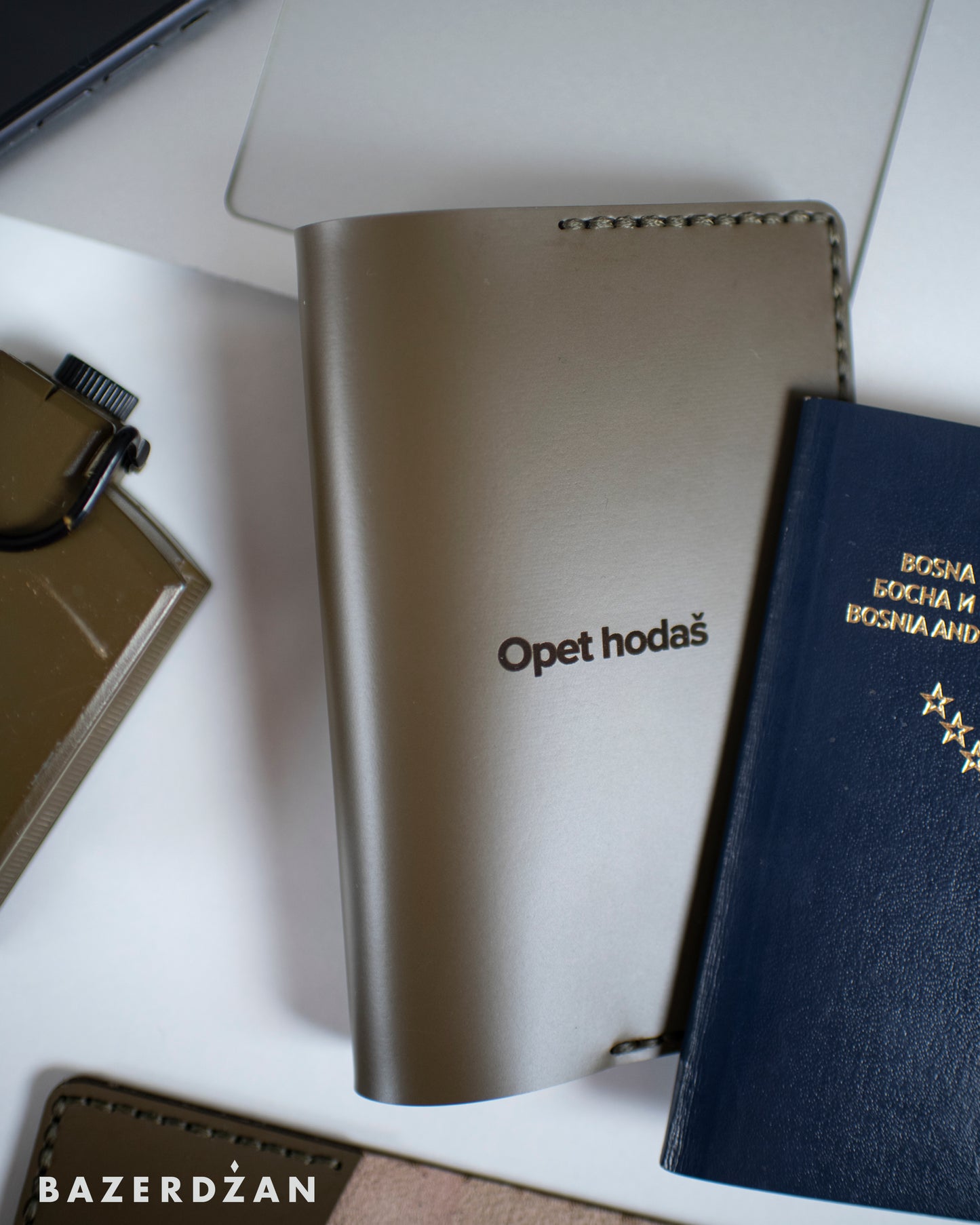 Opet hodaš - Passport case