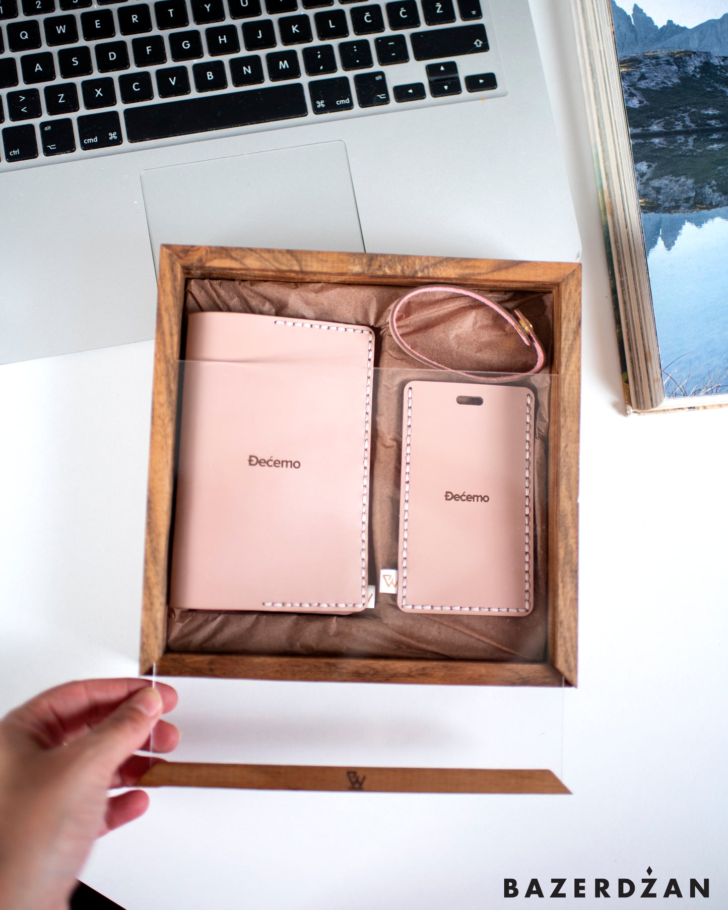Đećemo - Passport case