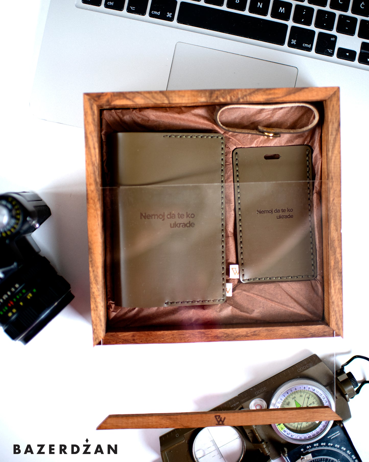 Nemoj da te ko ukrade - Passport case