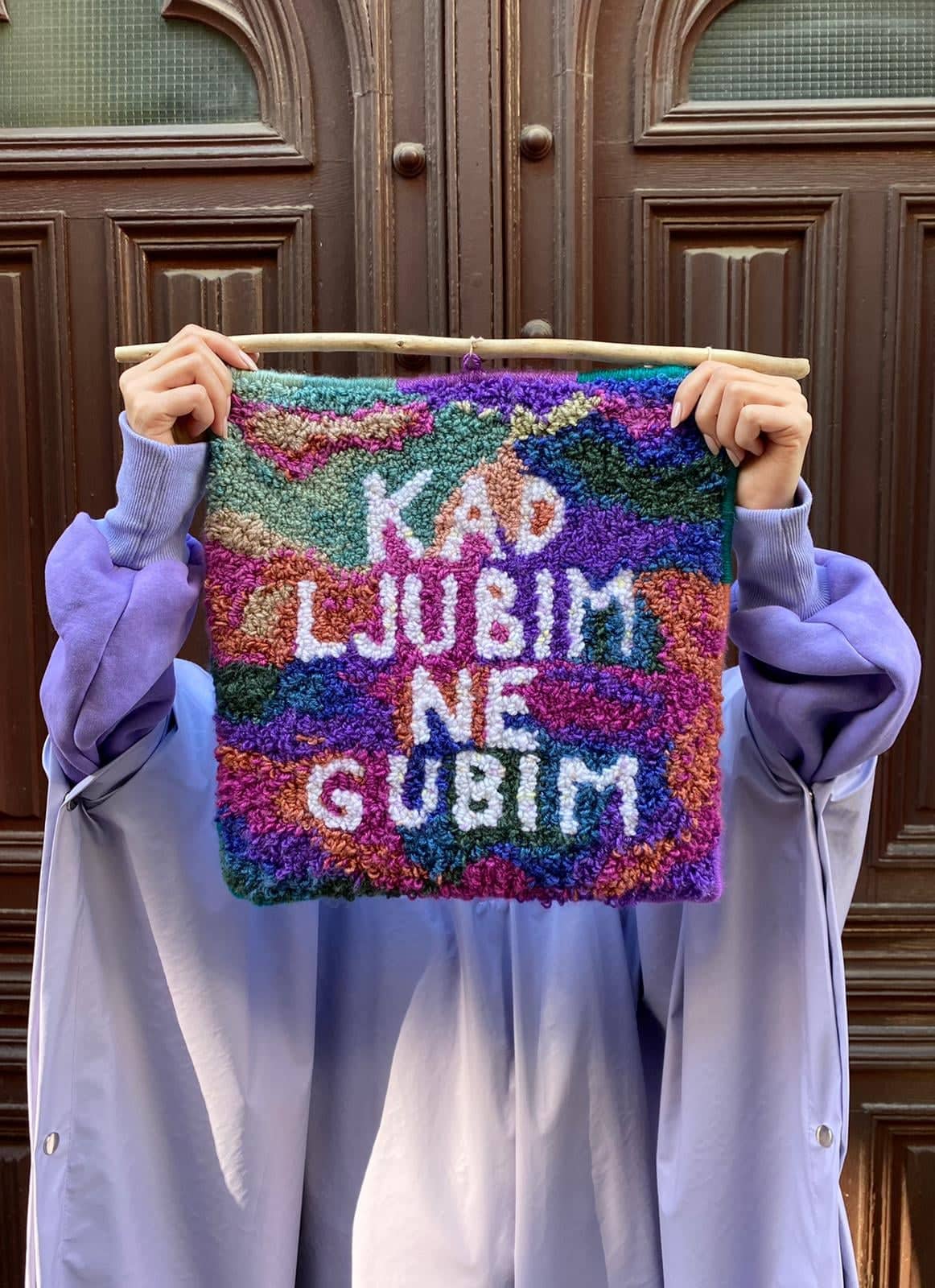 Handmade Tapestry "KAD LJUBIM NE GUBIM" by Kasja Jerlagic for Bazerdzan