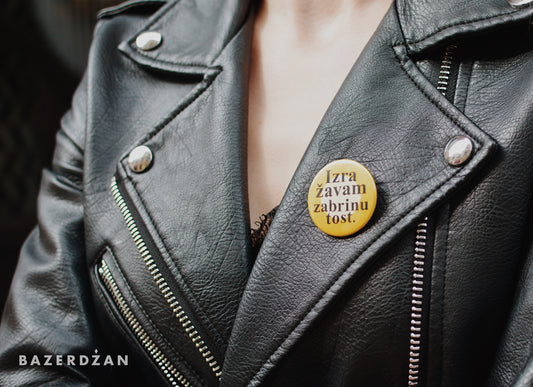"Izražavam Zabrinutost" badge by artist Bojan Stojcic - Bazerdzan